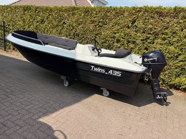 Twins 435 nieuw met Tohatsu 8 PK 4 Takt Gebruikt