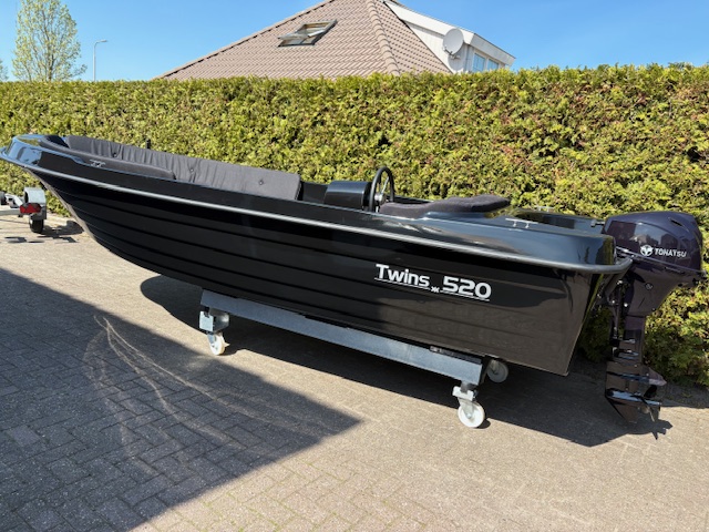 Twins 520 sloep met Tohatsu 20PK en HPL vloer