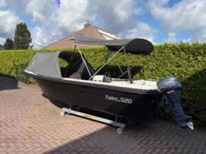 Tweedehands sloep. Twins 520 met Yamaha 15 PK gebruikt.1