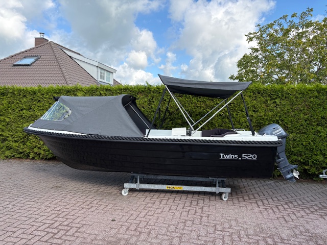 Tweedehands sloep. Twins 520 met Yamaha 15 PK gebruikt.1