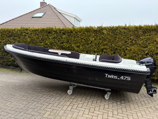 Twins 475 sloep met Tohatsu 9.8 PK en dekzeil.4