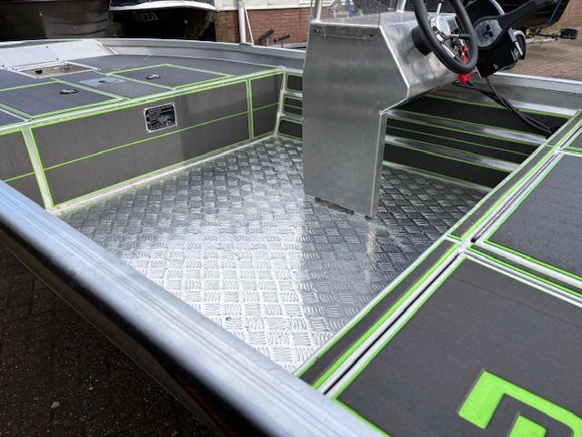 Kerman M428 aluminium visboot 2026 met console en Tohatsu 30 PK motor
