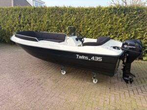 Twins 435 sloep met Toahtsu 8 PK en dekzeil gebruikt