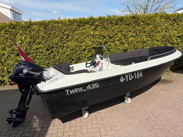 Twins 435 sloep uit 2020 met kussenset en Tohatsu 20 PK EFI