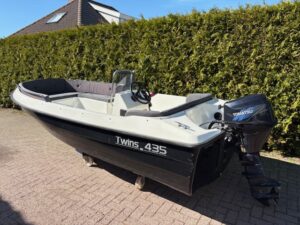 Twins 435 sloep met Tohatsu 9.8 PK motor, compleet uitgerust met kussenset en zonnedek.