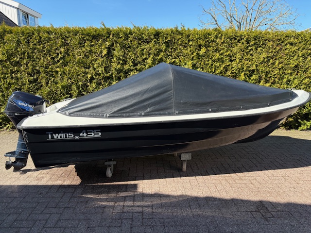 Twins 435 sloep met Tohatsu 9.8 PK motor, compleet uitgerust met kussenset en zonnedek.