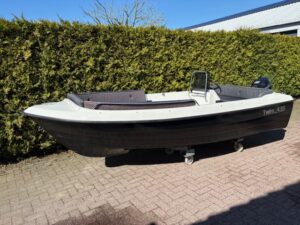 Twins 435 sloep met Tohatsu 9.8 PK motor, compleet uitgerust met kussenset en zonnedek.
