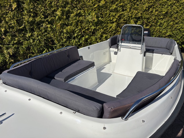 Twins 435 sloep met Tohatsu 9.8 PK motor, compleet uitgerust met kussenset en zonnedek.