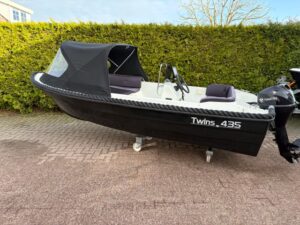 Twins 435 sloep uit 2021 met buiskap en Tohatsu 9.8 PK