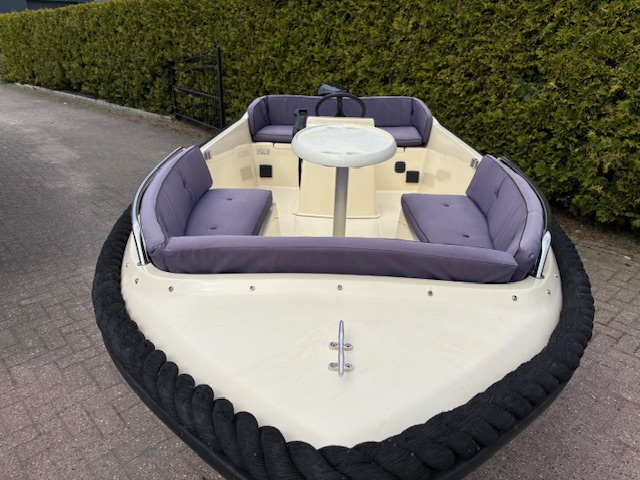 Bovenaanzicht van de Twins 435 met zonnedek, kussenset en kabelaring