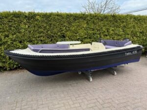 Twins 435 consoleboot met Tohatsu 9.8 PK, compleet uitgerust met zonnedek en kussenset