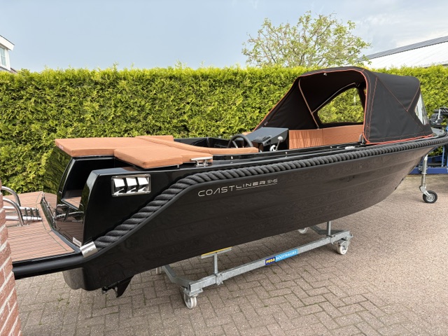 Tweedelige buiskap met achterzeil van de Coastliner 545
