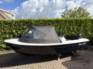 Twins 435 tweedehands polyester sloep met buiskap — Twins Watersport Ruinerwold