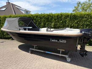 Twins 520 Tweedehands met Buiskap & Tohatsu 15 PK