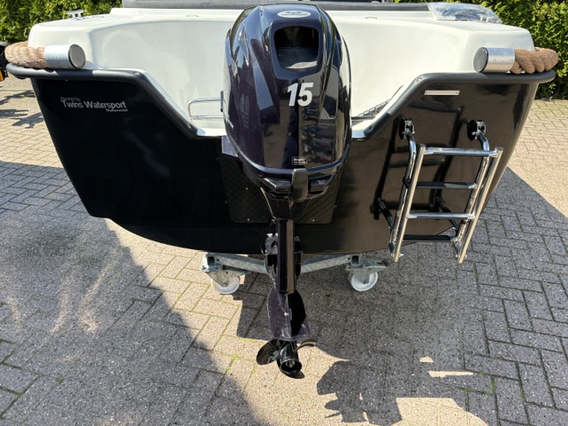 Opbergbakken en middenconsole in de Twins 520 sloep