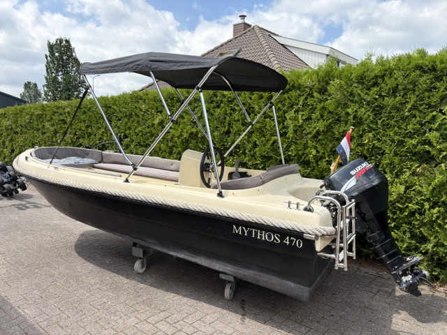 Mythos 470 tweedehands polyester sloep met dekzeil — Twins Watersport" alt="Mythos 470 polyester sloep van opzij met dekzeil op maat" alt="Mythos 470 sloep met Suzuki 15 PK te koop bij Twins Watersport"