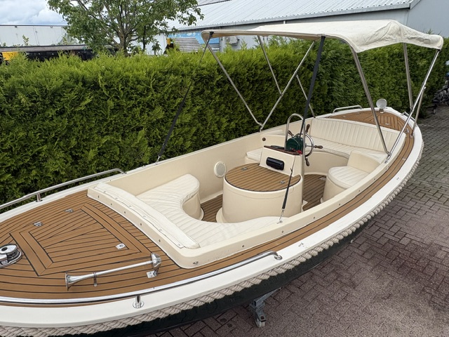 Ruime rondzit met comfortabele kussens in de Narval 620