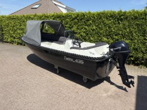 1. Twins 435 tweedehands polyester sloep met buiskap — Twins Watersport