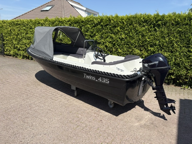 1. Twins 435 tweedehands polyester sloep met buiskap — Twins Watersport
