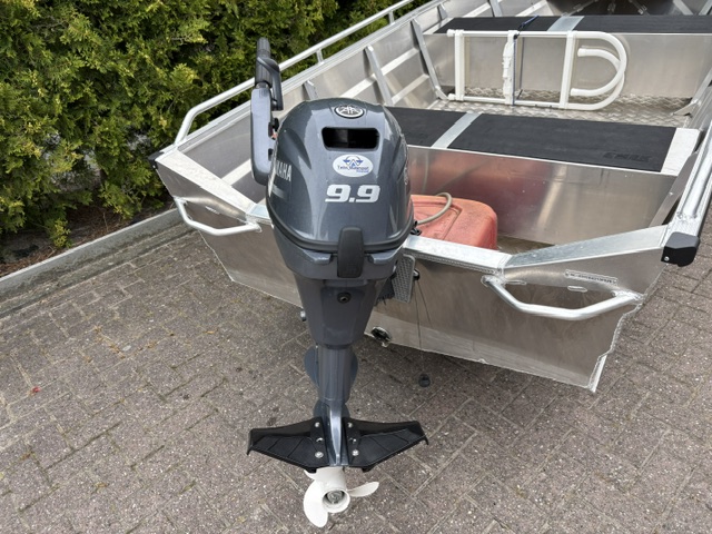 Lege spiegel van de Emok B400, casco zonder buitenboordmotor