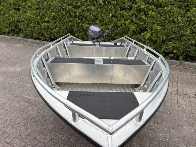 oam Seats aan boord van de aluminium Emok B400