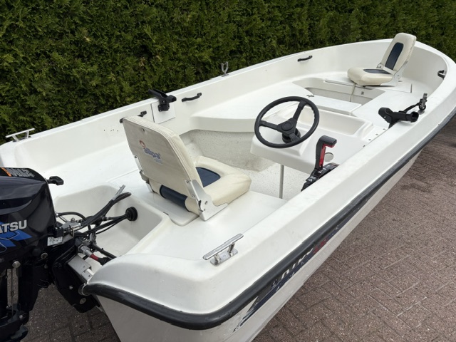 Console en klapstoelen in de kuip van de Ryds 435