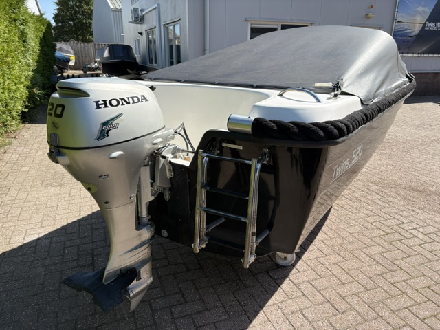 Honda 20 PK met elektrische start op tweedehands Twins 520