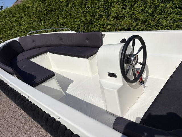 8. Middenconsole met stuurwiel in de Twins 520 sloep