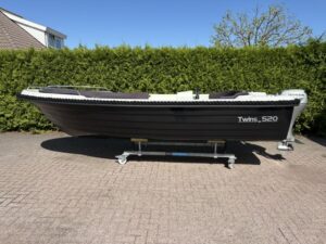 Twins 520 tweedehands polyester sloep met dekzeil — Twins Watersport