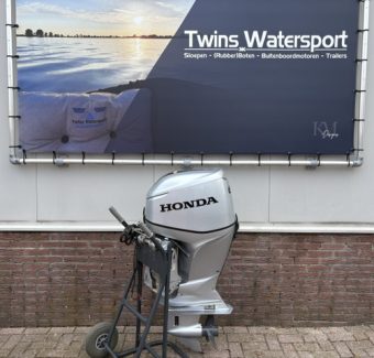 Honda 60 PK 4 Takt langstaart buitenboordmotor met trim tweedehands bij Twins Watersport